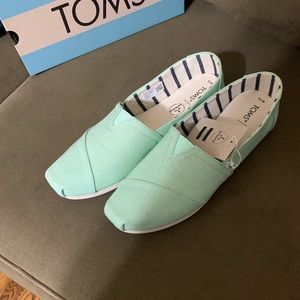 brand-new out of the box lady sized 12s (b) Alpharetta‘s.